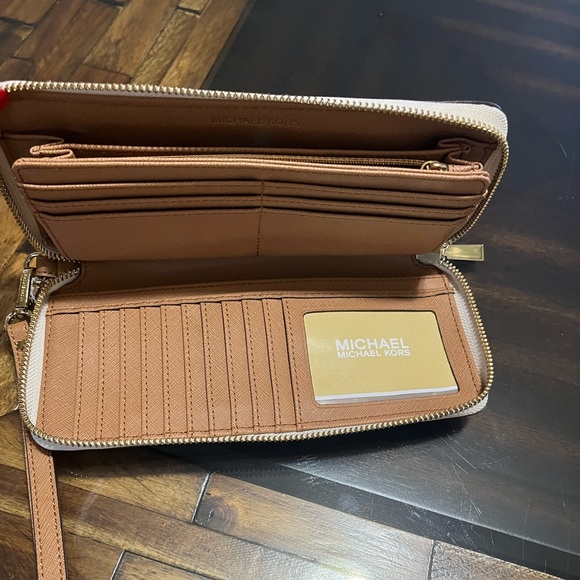 Michael Kors Jet Set Continental Accordion Wallet - Picture 11 of 13